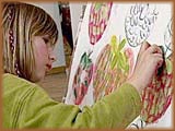 Kind beim Malen in der Malschule (WDR)